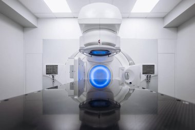 Kullanıma hazır doğrusal hızlandırıcı ile boş radyoterapi tedavi odası. Temiz, modern tıbbi ortamda ileri kanser tedavi teknolojisi ve hasta bakımı için hassas ekipmanlar sergileniyor