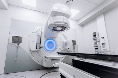 Bir radyasyon terapi makinesi kanser tedavisinde kullanılmaya hazır son teknoloji bir tıbbi tesiste bulunuyor. Profesyonel bir klinik ortamda gelişmiş tıbbi ekipman kavramı.