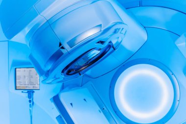 Hastanedeki modern tıbbi radyoterapi ekipmanları. Tıbbi bakım ekipmanları ve kanser konsepti