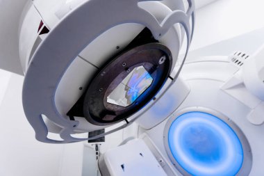 Tedavi edici onkolojide tıbbi doğrusal hızlandırıcı. Hastanedeki modern tıbbi radyoterapi ekipmanları. Tıbbi bakım ekipmanları ve kanser konsepti