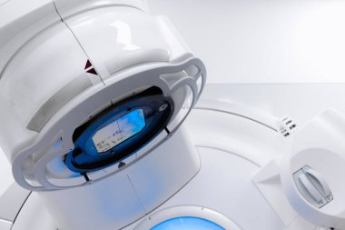 Modern bir özel tıp kliniğinde ya da doğrusal hızlandırıcısı olan bir hastanede kanser tedavisi. Tıbbi teknoloji ve kanserin donanım tedavisi kavramı