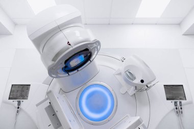 Terapötik onkolojide tıbbi doğrusal hızlandırıcının yakın çekimi. Modern tıp teknolojileri kavramı.