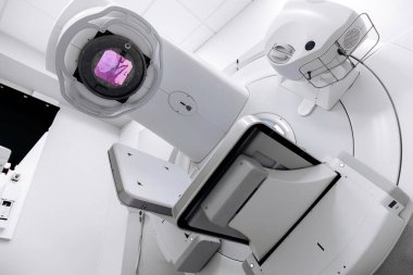 Hastanedeki modern tıbbi radyoterapi ekipmanları. Tıbbi bakım ekipmanları ve kanser konsepti