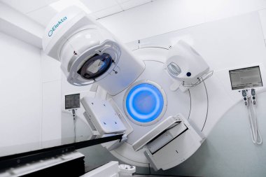 Kullanıma hazır doğrusal hızlandırıcı ile boş radyoterapi tedavi odası. Temiz, modern tıbbi ortamda ileri kanser tedavi teknolojisi ve hasta bakımı için hassas ekipmanlar sergileniyor