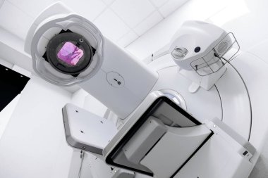 Kanserli hastaların tedavisi için gelişmiş tıbbi doğrusal onkoloji hızlandırıcısı. Kanser terapisi kavramı.