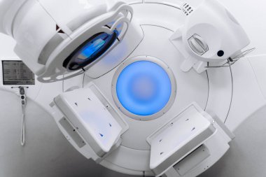 Kullanıma hazır doğrusal hızlandırıcı ile boş radyoterapi tedavi odası. Temiz, modern tıbbi ortamda ileri kanser tedavi teknolojisi ve hasta bakımı için hassas ekipmanlar sergileniyor