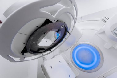 Hastanedeki modern tıbbi radyoterapi ekipmanları. Tıbbi bakım ekipmanları ve kanser konsepti