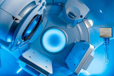 Modern bir özel tıp kliniğinde ya da doğrusal hızlandırıcısı olan bir hastanede kanser tedavisi. Tıbbi teknoloji ve kanserin donanım tedavisi kavramı