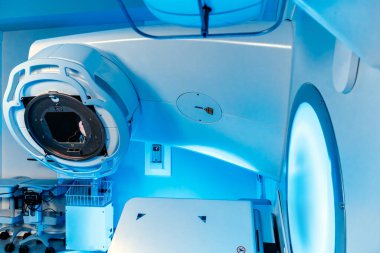 Kanser terapisi, tedavi amaçlı onkolojide son teknoloji medikal doğrusal hızlandırıcı. Tıbbi teknoloji ve cihaz tedavisi kavramı.