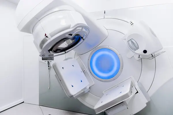 Hastanedeki modern tıbbi radyoterapi ekipmanları. Tıbbi bakım ekipmanları ve kanser konsepti