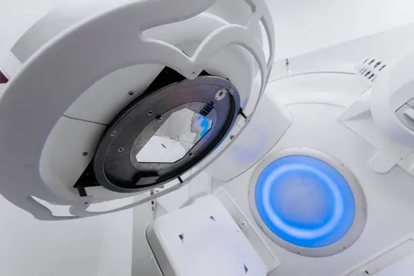 Hastanedeki modern tıbbi radyoterapi ekipmanları. Tıbbi bakım ekipmanları ve kanser konsepti