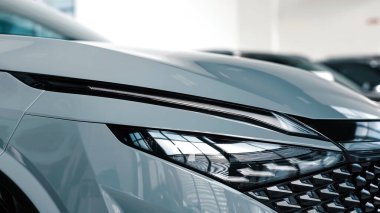 Çağdaş araç perspektifi pürüzsüz çizgiler, parlak yüzeyler ve geniş bir sergi salonunda ayrıntılı işçilik