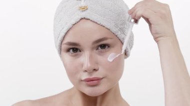 Duştan sonra krem süren kadın