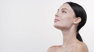 Beyaz arka planda yukarıya bakan kadın