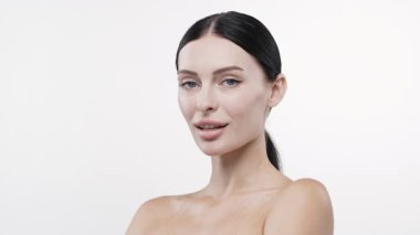 Gülümseyen kadın beyaz arka planda poz veriyor