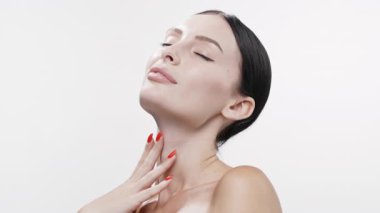 Rahat kadın yumuşak boynuna dokunuyor nazikçe gülümsüyor