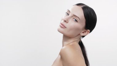 genç bir kadın beyaz arka planı poz