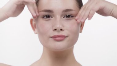 Kadın nazikçe tenini yukarı doğru çekiyor.