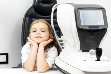 Klinikte elleri üzerinde dinlenen bir kız