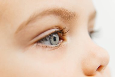 Çocuğun gözünü kapat.