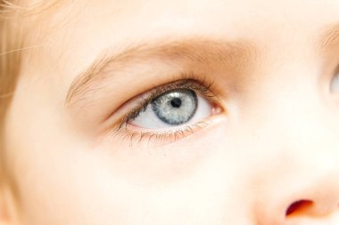 Çocuğun mavi gözünü kapat.