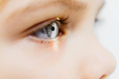 Çocuğun mavi gözüne yakın çekim