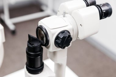 Gelişmiş görme testi teknolojisini vurgulayan göz sağlığı ekipmanlarının yakın görüntüsü, detaylı optik ve hassas göz bakımı mekaniği