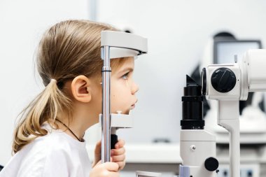 Klinikte göz muayenesi yapılan kız.