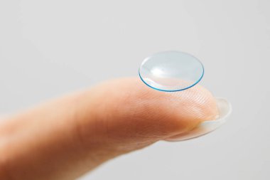 Parmak ucunda kontak lensler dengeleniyor