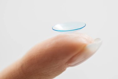 Kişi lensi parmak ucu yakın plan üzerinde dinleniyor