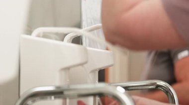 Yakından beyaz dezenfektan kullanırken görülüyor.