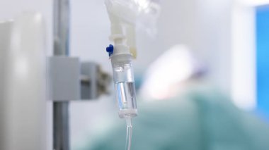 Hastane ortamında damar içi damlalar görünüyor.