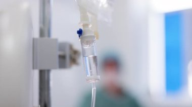 Hastane ortamında damar içi damlalar görünüyor.