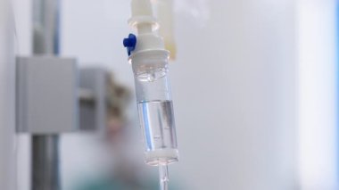 Hastane ortamında damar içi damlalar görünüyor.