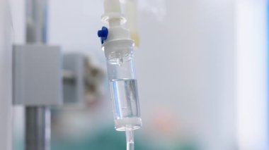 Yakın çekim tıbbi damar içi damlalar hastane ekipmanları.