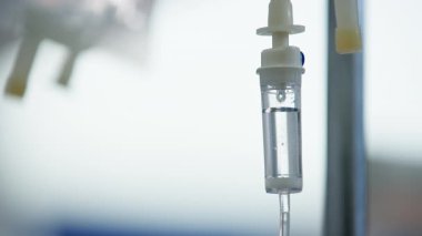 Temiz sıvı içeren damar içi serumları kapatın.