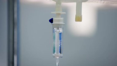 Yakın çekim, damar içi damlaları gösteriyor.