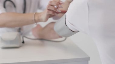 Hemşire klinikteki kan basıncını ölçüyor.