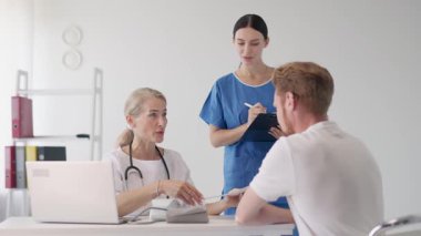 Hemşire not alırken doktora danışıyorum.