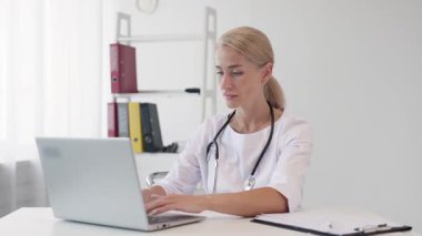 Modern ofis masasında çalışan kadın doktor.