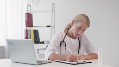 Modern masada not yazan kadın doktor.