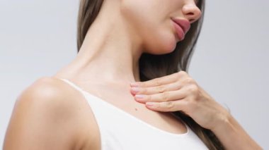 Nazikçe boynuna ve köprücük kemiğine dokunan kadın