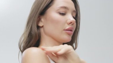 Genç bayan nazikçe çıplak omzuna dokunuyor.