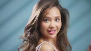 uzun kahverengi saçlı genç gülümseyen kadın