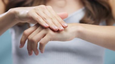 Nazikçe losyonu pürüzsüz ellere sürün.