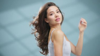 Beyaz atlet giyen genç bir kadın.