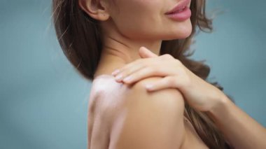 Nazik elleriyle omzuna dokunan kadın.