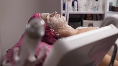 Kadın spa 'da yüz bakımı sırasında dinleniyor.