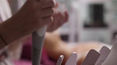 Tedavi sırasında tıbbi cihaz tutan kişi