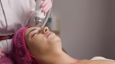 Kadın yüz bakımı ameliyatı oluyor.